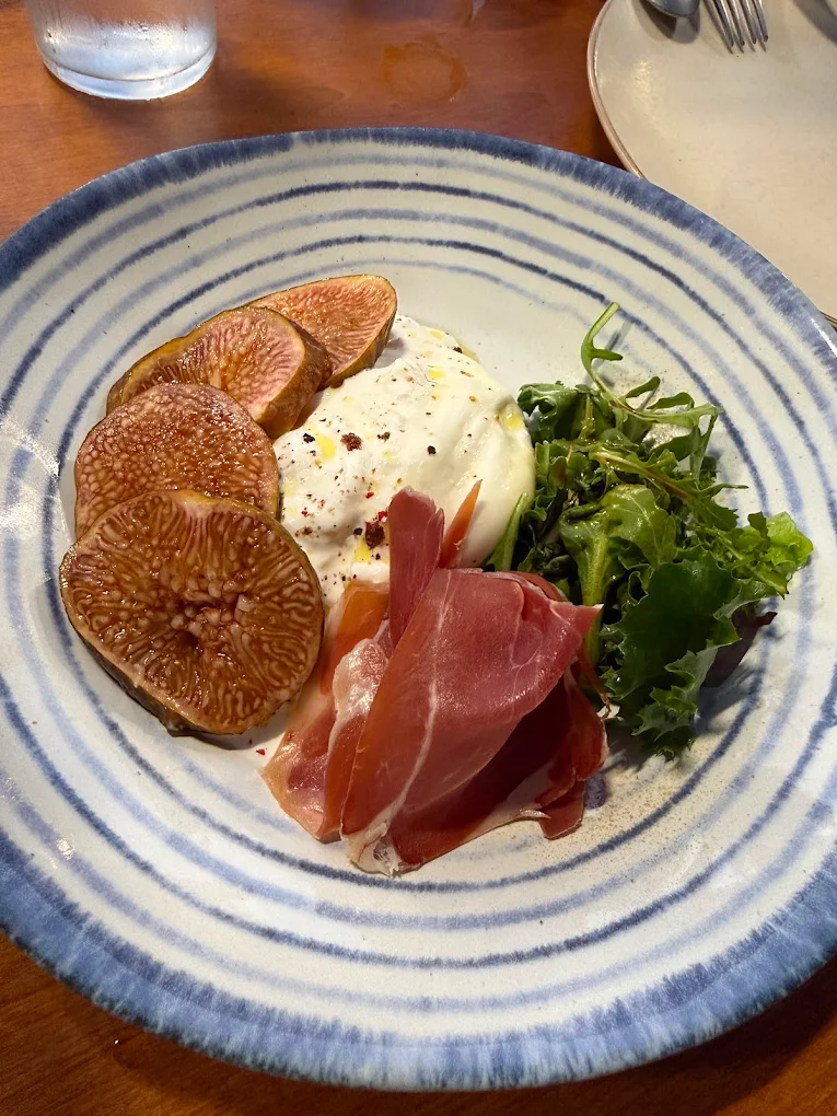 Burrata com presunto e figos frescos