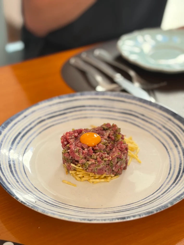 Tártaro de novilho maturado, com gema e batata palha