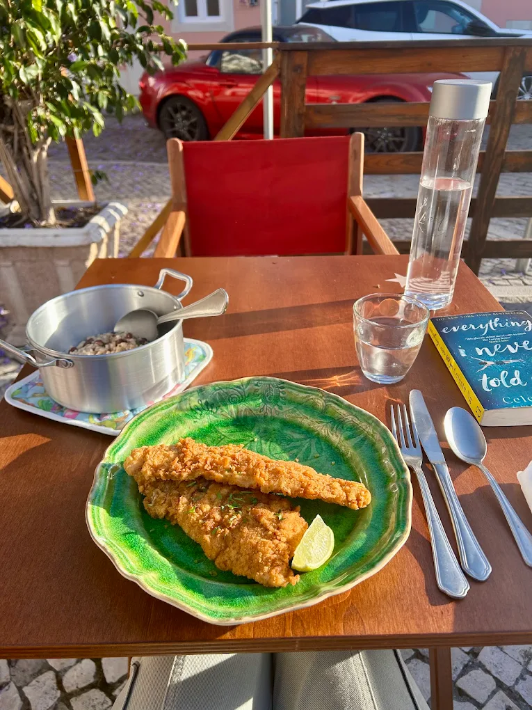 Lulas fritas à algarvia com lima, servidas na esplanada