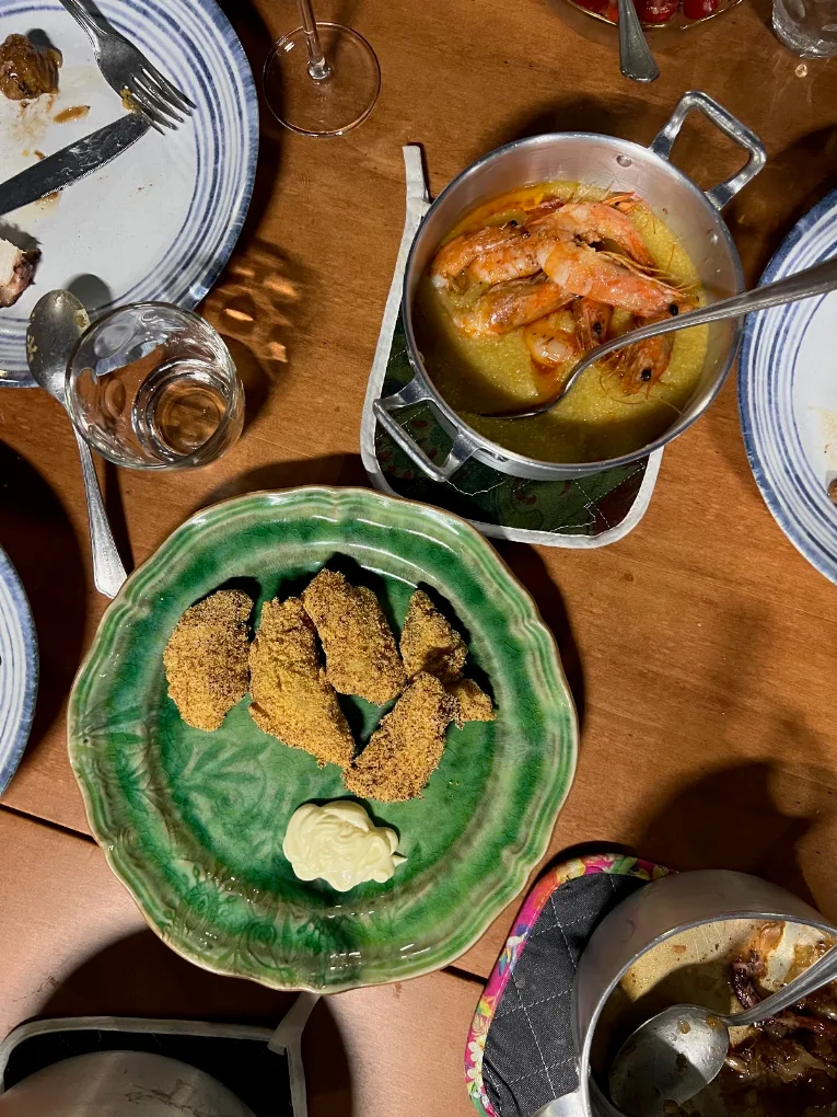 Lulas fritas à algarvia com maionese da casa, e xerém e camarão ao lado