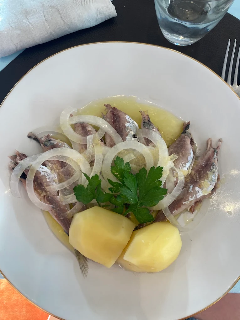 Carapau alimado com cebola, salsa e batata cozida